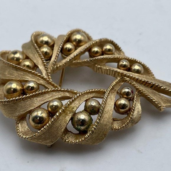 Vintage Crown Trifari Gold Tone Beaded Women's Brooch Pin Metal and Faux Pearl - Picture 3 of 6